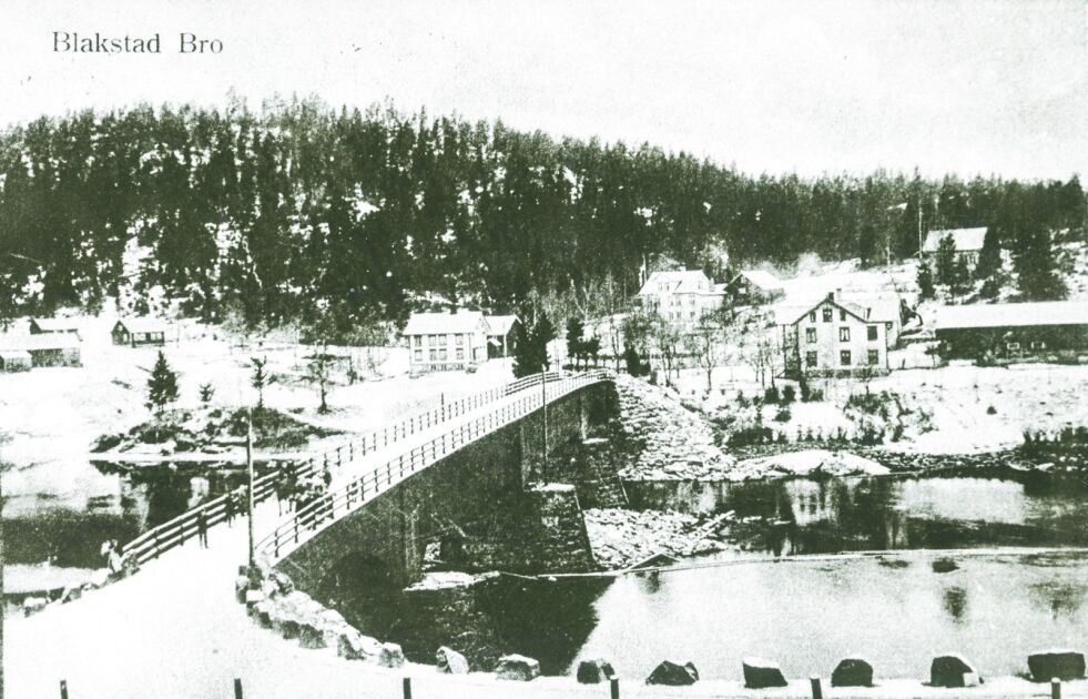 GAMMELT: Dette gamle bildet viser Blakstadbrua som var i bruk fra 1873 til 1951. Bildet er trolig fra begynnelsen av 1900-tallet. FOTO: FROLAND HISTORIELAG/PRIVAT