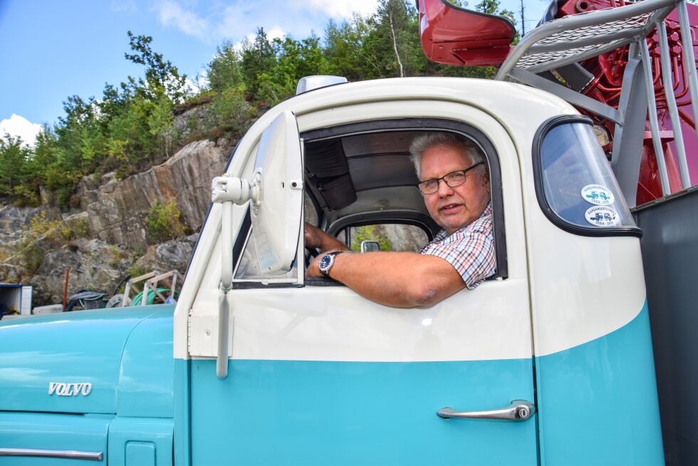 LASTEBIL: Ole Sandås har kjørt lastebil i en mannsalder. Denne uken har vi møtt frolendingen for en prat om hans spesielle tømmerbil. FOTO: RAYMOND ANDRE MARTINSEN
