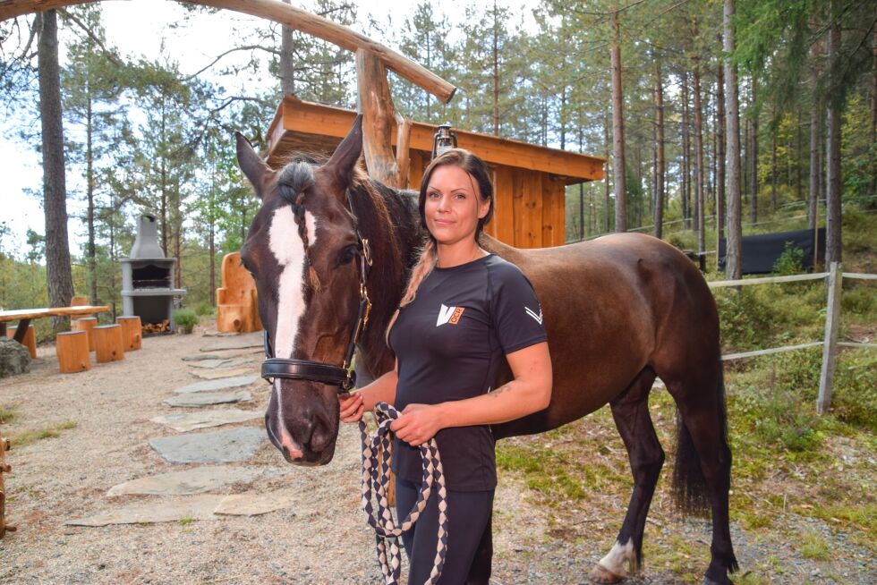 HEST: May–Lin Røed med hesten Rokne Bliss på Skarsbru. Hesten sikret førsteplass på travparken og stakk av med premien på 18 000 kroner.
 Foto: Raymond Andre Martinsen