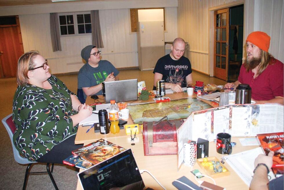 ROLLESPILL: Trine, Audun, Ole og Benjamin er ivrige Dungeons & Dragons-spillere, her med Nick som spilleleder.