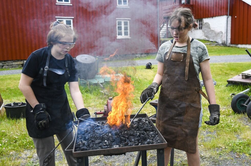 GOD VARME: Maja og Madeleine fikk god fyr i essa da de skulle lage ildraker. Jernet måtte først varmes opp, før det ble formet på ambolten.
 Foto: Marie Hatlevoll