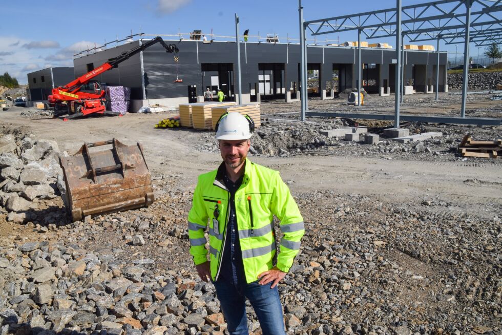 BYGGING: På Blakstadheia industriområde har det vært stor byggeaktivitet like ved fengslet. Selger i Lagerseksjoner AS, Einar Kolstad forteller at det er flere lokale som har kjøpt seksjon i byggene de nå fører opp. FOTO: RAYMOND ANDRE MARTINSEN