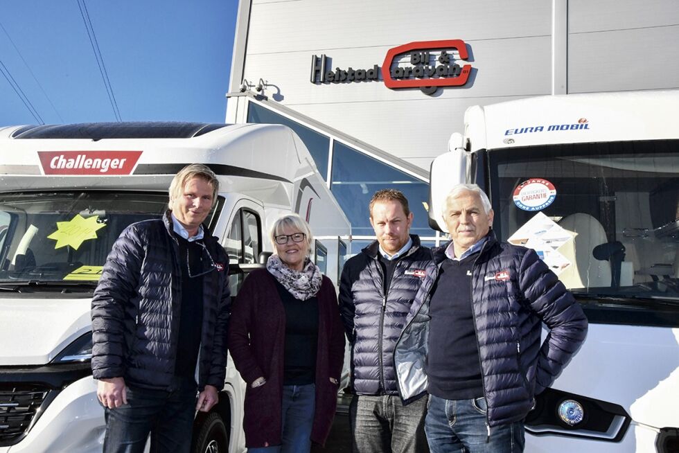 UTVALG: Daglig leder Øistein Tallaksen, eier Liv Ludvigsen, selger Christian Skogen og eier Lars Ludvigsen har bobiler og campingvogner for alle formål og i alle priser.