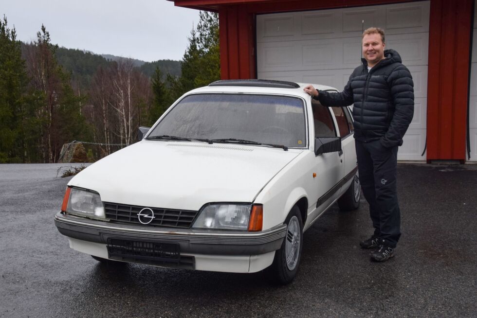 KJØRETØY: Kristian Haugmoen (42) med sin Opel Rekord. Bilen har vært i familien siden 1993, nå er planen å gjøre noen småfiks før bilen skal på EU-kontroll etter hvert. FOTO: RAYMOND ANDRE MARTINSEN