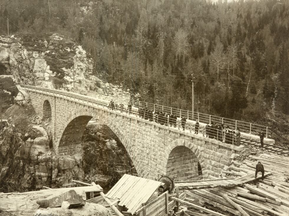FØR: Bilde viser Bøylefoss jernbanebru i gamle dager.
 Foto: Aust-Agder museum og arkiv KUBEN / AAA.PA-2412.L3.041