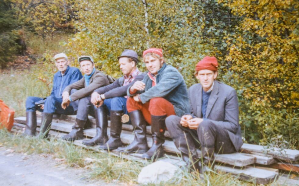 JAKT: Her er jaktgjengen bestående av fra venstre, Tormod Neset, Knut Blankenberg, Knut Nordvoll, Bo Lennart Norgren og Erling Haugsjå på jakt i 1973. FOTO: ÅSMUND SÆDEN