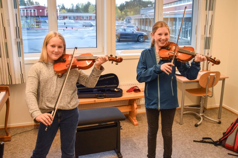 FIOLINISTER: Jenny Skjerkholt og Josefine Raddum har spilt fiolin i flere år og trives godt med å øve på fiolin både alene og sammen på kulturskolen. FOTO: RAYMOND ANDRE MARTINSEN