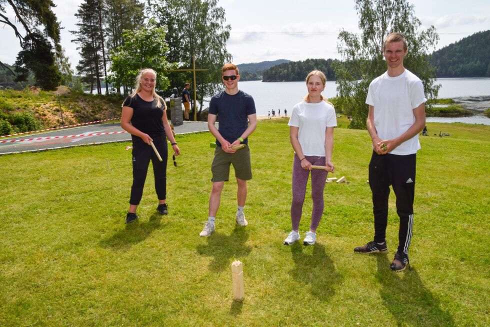 KUBBESPILL: Fra høyre, Sander Emil  Ånonsen, Hannah Kold Hansen, Sebastian Nygård og Siri Øygarden (vikar). FOTO: RAYMOND ANDRE MARTINSEN