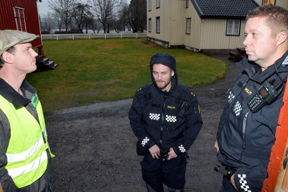 PÅ PLASS: Utenfor møtesalen stod Levi Johansen fra "Nei til eiendomsskatt i Froland"-gruppen sammen med politipatruljen fra Arendal.