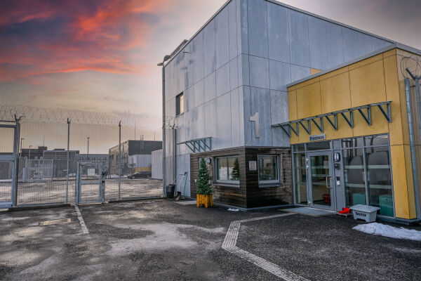 Drapstruet ansatt i fengselet
