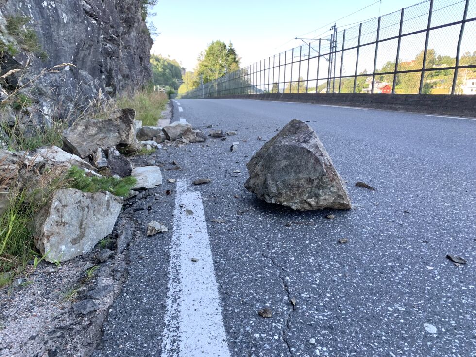 I VEIEN: Lørdag morgen lå flere store stein på Bøylestadveien, et steinkast unna Blakstad stasjon. FOTO: RAYMOND ANDRE MARTINSEN