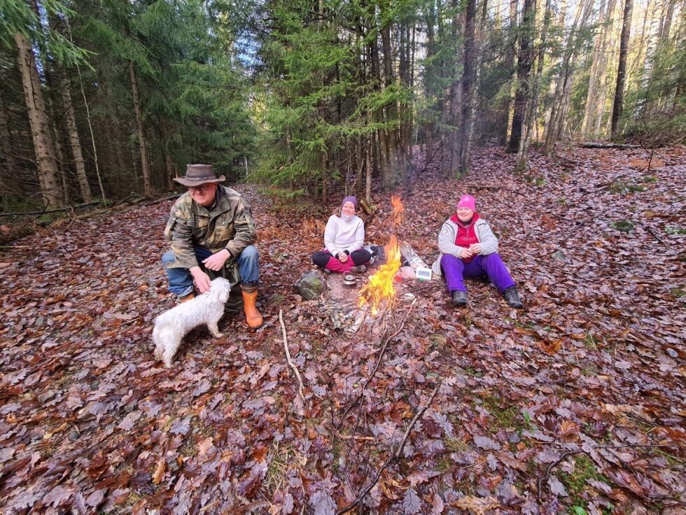 BÅLKOS: Samlet ved bålet ser vi f. v.  Terje Solheim med Vaajes hund Bella, Ingrid Smith Pedersen og Else Marie Treldal. FOTO: ØYSTEIN VAAJE