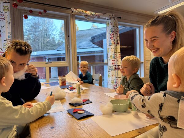 Sørger for julestemning for barna