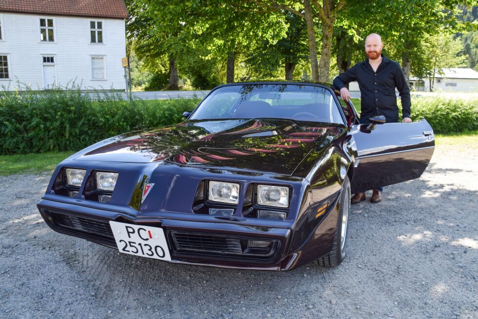 KJØRETØY: Håkon Seljåsen med sin Pontiac Trans Am fra 1980. Bilen ble kjøpt ny av onkelen hans i 1980 i New York.
 Foto: Raymond Andre Martinsen