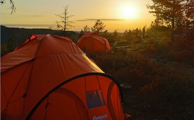 Foto: @campingkidsnorway
Vi blir aldri lei synet av de røde fine telta våre i solnedgang eller i mørke kvelden med lys inni. Sluker til oss en hver magisk stemning på tur, og de klistrer seg godt inn i minneboka.