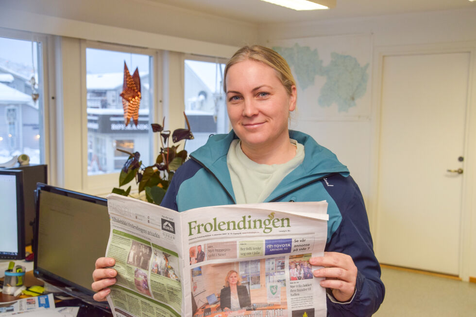 NY REDAKTØR: Rachel Elisabeth Olsen fra Froland blir ny redaktør og daglig leder i Frolendingen i 2024. – Jo mer jeg tenker på jobben, jo mer gira blir jeg, sier hun. 		FOTO: RAYMOND ANDRE MARTINSEN