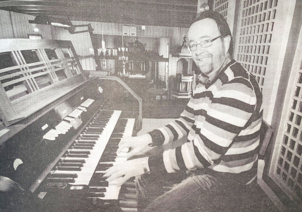 VIL SPILLE DIGITALT: Froland menighets organist Gier Ivar Bjerkestrand håper han kan spille digitalt fra orgelpulten i Froland kirke neste år.                          		ARKIVFOTO