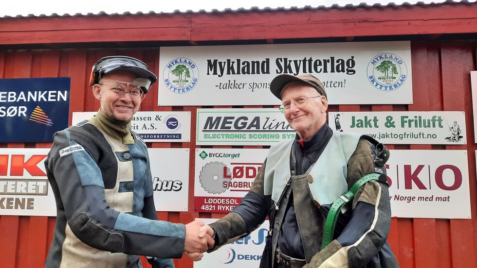 DUELL:  Lars Johan Skjeggedal og  Arild Håkedal gratulerer hverandre med god skyting. 	
								ALLE FOTO: PAUL MJAALAND