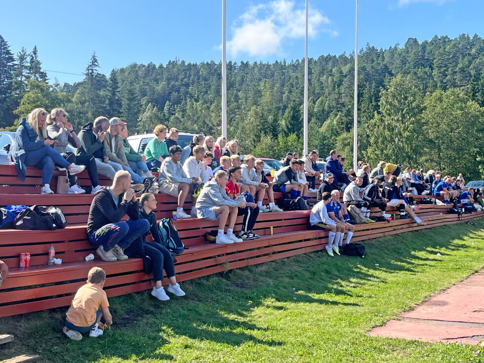 PUBLIKUM: Familie og venner av de mer eller mindre erfarne cup-spillerne, stilte opp som heiagjeng og skapte god stemning på stadion.
 Foto: Noah Vilhelmsen