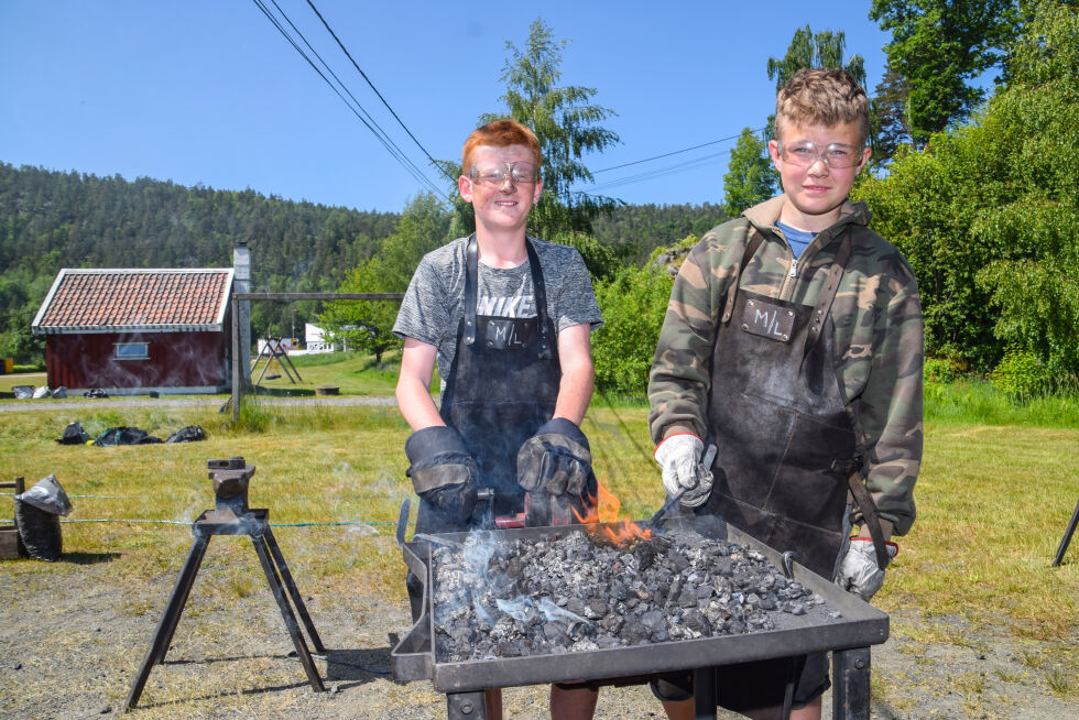 SMIA: Her sørger Samuel for at essa får nok varme slik at Ivar kan få jernet varmt nok til at det kan bøyes. FOTO: RAYMOND ANDRE MARTINSEN