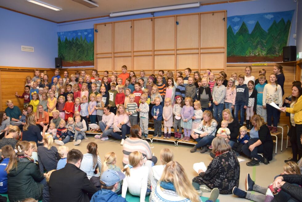 SANG: Barn fra skolen og barnehagen på Blakstadheia dannet et stort kor på over 100 personer som sang om respekt for hverandre og at man måtte være venner.