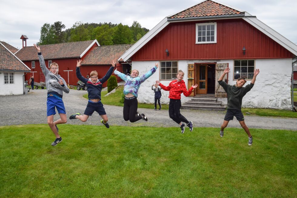 AKTIVE: Aron, Fredrik, Mia, Gudrun og Adrian hadde en hel dag med Hallingdans i fjøset på Frolands Verk. Det innebar mye bevegelse og høye hopp.  Etter over 6 timer med øving viste de at de har mye energi i igjen. FOTO: RAYMOND ANDRE MARTINSEN