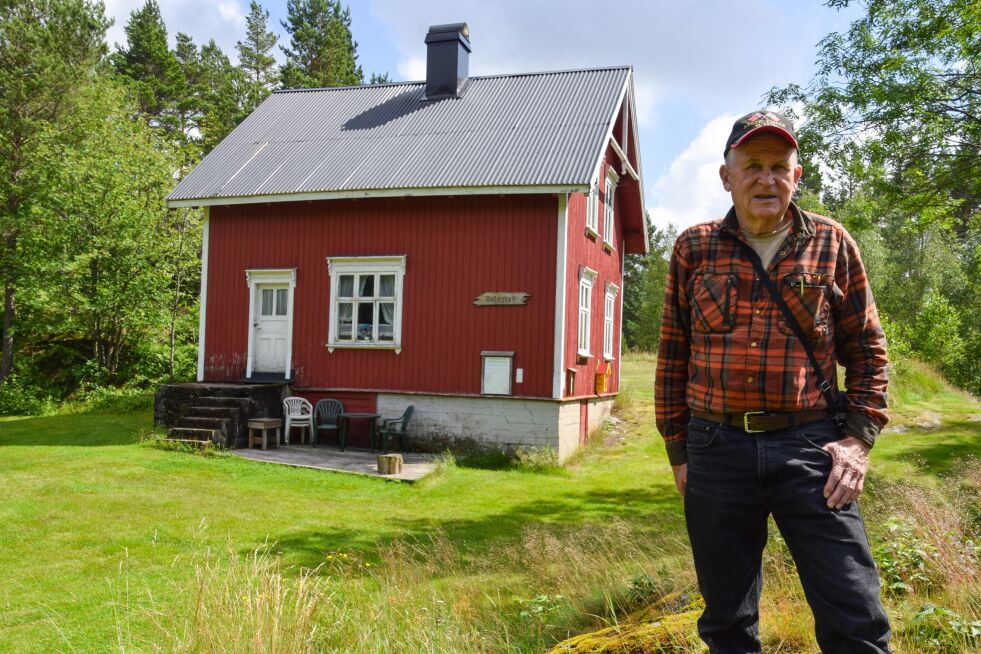 MINNER: Svein Kristiansen har mange minner om bestefaren i Soleglad. I 1988 overtok han huset etter sin far. De siste 2–3 årene har det eksplodert i antall personer som går på tur fra Gullknapp eller fra Libru inn til det gamle huset inne på skauen. FOTO: RAYMOND ANDRE MARTINSEN