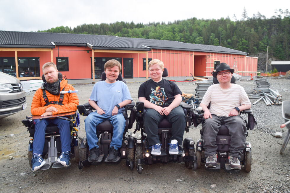 FORNØYDE:  Denne gjengen er glade for at det nye boligprosjektet  i Neset har kommet godt i gang og kunne markere at taket var tett mandag ettermiddag. Fra høyre; Ole Haukom, Andreas Eikin, Embret Oveland og Kjell Andersen.   – Vi gleder oss til å flytte inn, forteller de til Frolendingen. 		FOTO: RAYMOND ANDRE MARTINSEN