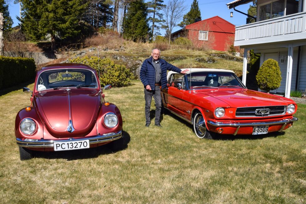 KJØRETØY: Arild Asbjørnsen med sin VW Boble fra 1971 og Ford Mustang fra 1965. FOTO: RAYMOND ANDRE MARTINSEN