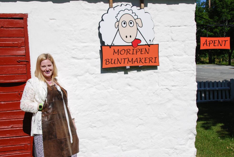 FROLANDS VERK: Buntmaker Pernille Moripen forteller at flere turister fra Norge og utlandet har stoppet innom butikken på Verket i sommer. ALLE FOTO: ANNA JOHANNE SVEINUNGSEN