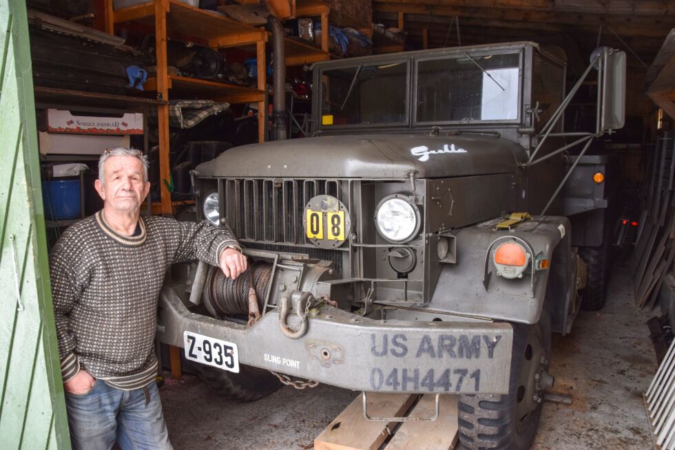 KJØRETØY: Stein Oland foran militærlastebilen han har totalrestaurert, en 1964 Kaiser Jeep M35-A2. For tiden står den å venter på våren og veier uten salt. FOTO: RAYMOND ANDRE MARTINSEN