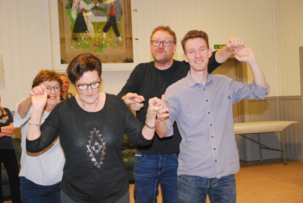 DANS: Her danses 4–manns reinleder på ungdomshuset på Løddesøl. Bak til høyre hjelper danselærer Olaf Moen resten av gjengen med å finne riktig teknikk på dansen. 	ALLE FOTO: ANNA JOHANNE SVEINUNGSEN