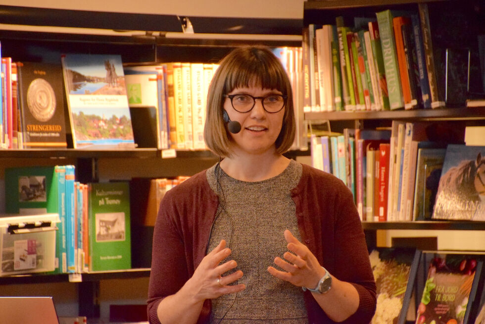 FOREDRAG: Siri Dalsmo Berge fra Froland har nylig skrevet bok om parforhold, onsdag kveld holdt hun foredrag for et fullsatt bibiliotek om temaet. FOTO: RAYMOND ANDRE MARTINSEN