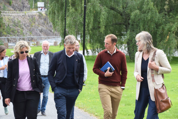 Avviser anklager om å jakte popularitet hos partifeller