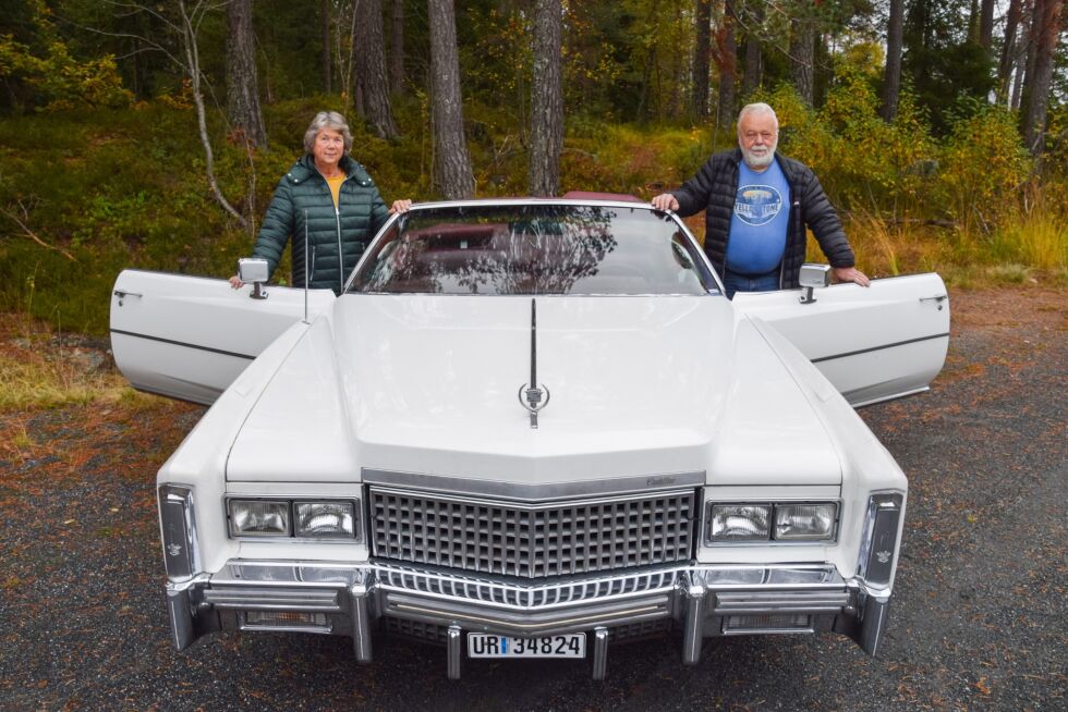 KJØRETØY: Åve Ravnåsen og Ellen Møller–Hanssen med sin Cadillac Eldorado fra 1975. I snart 15 år har dollargliset holdt til på Mjåvatn.
 Foto: Raymond Andre Martinsen