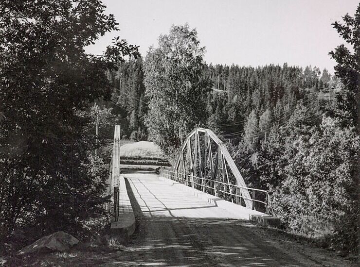 FØR: Bildet over viser brua på Tresnes antatt mellom 1950 og 1960. FOTO: Aust-Agder museum og arkiv KUBEN