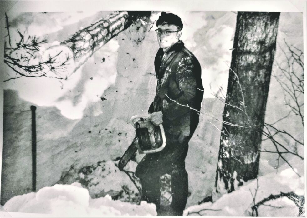 DA: Mange husker ennå vinteren 1965/66, som startet med snø i november. Her er jeg skogsarbeider i halvannen meter snø, i 20 kuldegrader, før det var aktuelt med hjelm og vernebukse.
