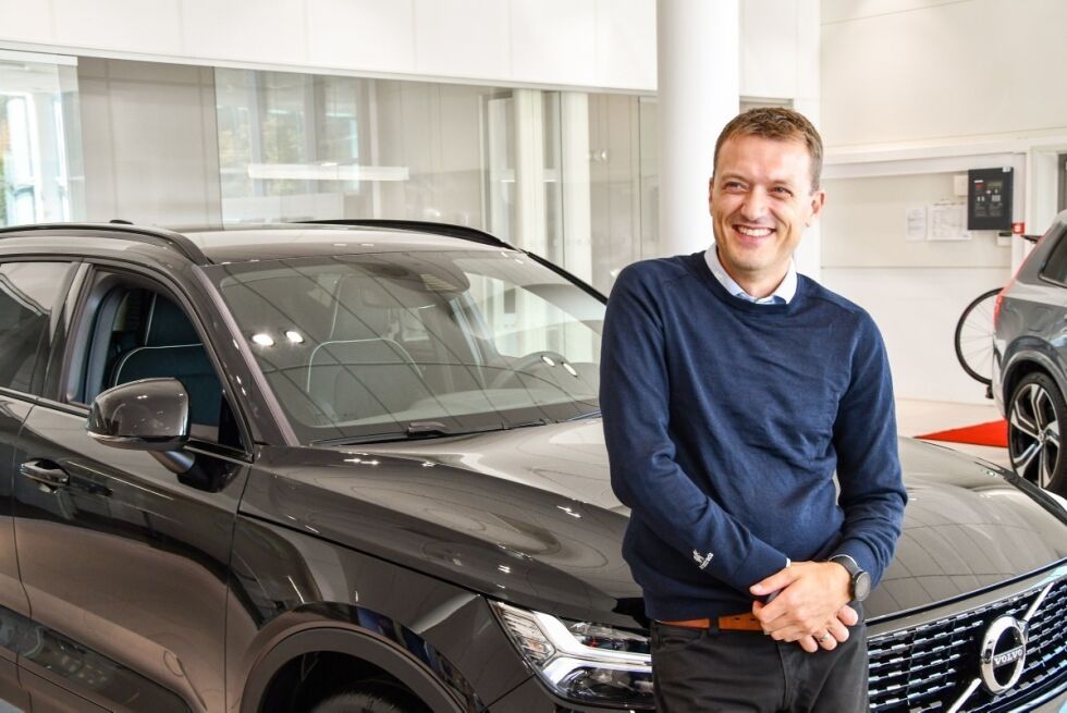 VIKTIG: Frolendingen Johan Fredrik Grønlie, selger ved Autostrada Arendal, ser fram til å levere ut flere titalls elektriske utgaver av Volvo XC40 før jul.