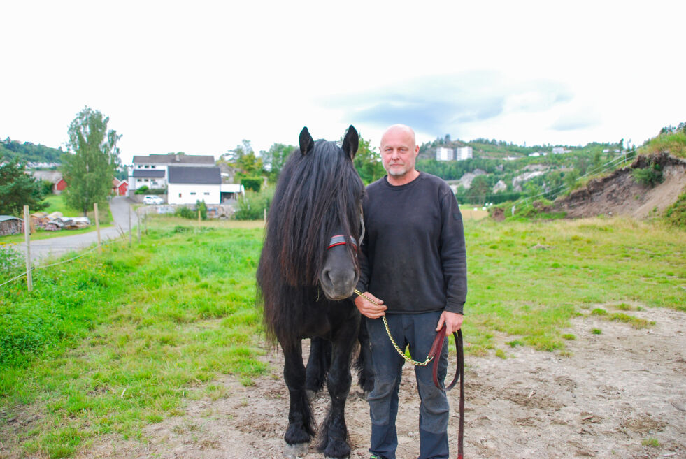 HEST: Frank Pedersen fra Froland har holdt på med hest i mange år og deltatt i flere konkurranser. Nylig kom han på en 15. plass på europamesterskap i tømmerkjøring med hest i Tyskland. FOTO: ANNA JOHANNE SVEINUNGSEN