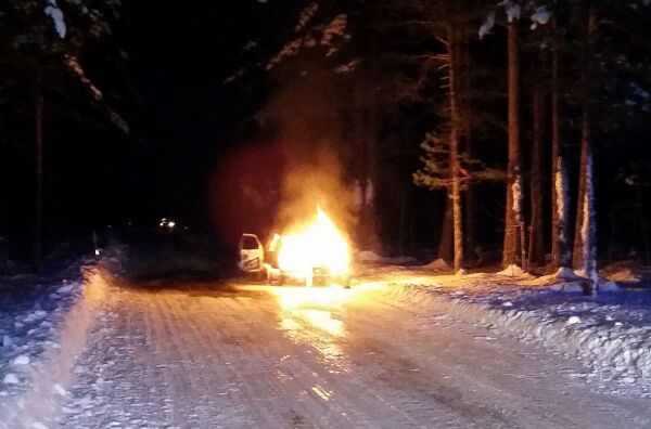Bilbrann på Øynaheia i natt