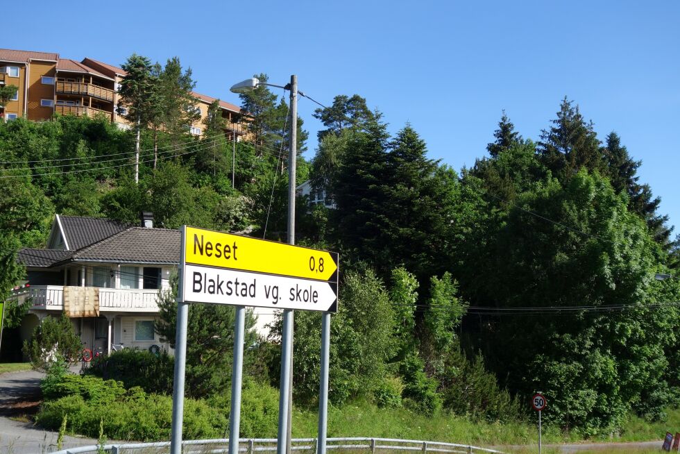 MINNE: Skiltet som viser vei inn til Blakstad videregående skole står fortsatt ved innkjørselen ved Blakstadbrua i dag. 
FOTO: SALVE HAUGAAS