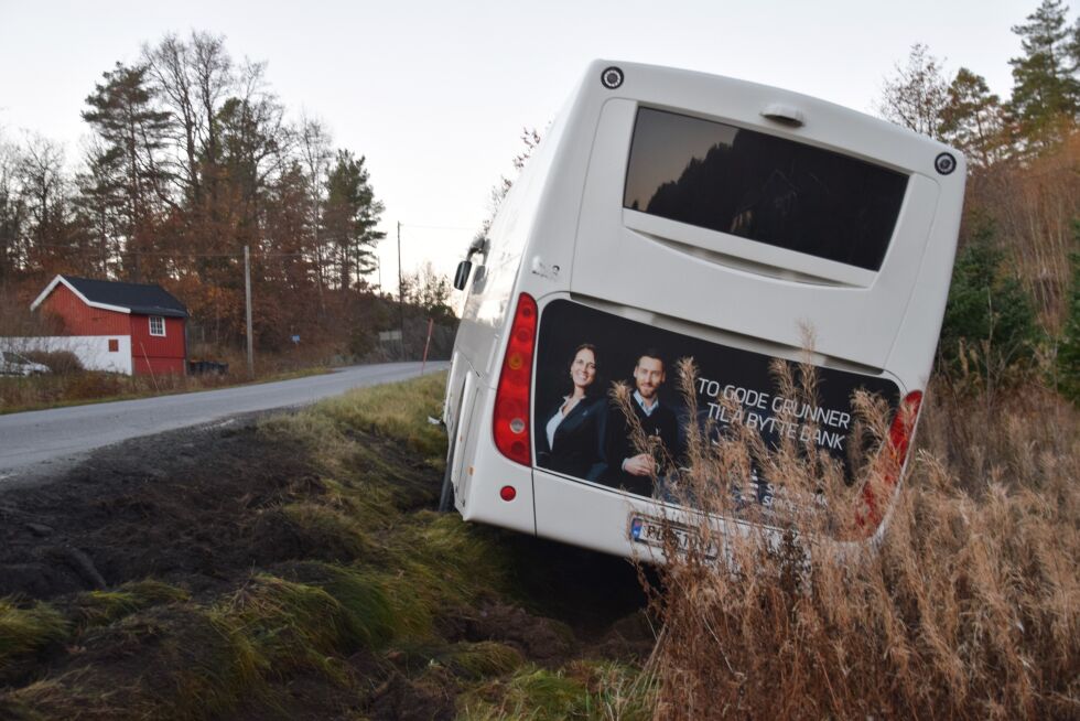 GRØFTA: Bussen havnet utenfor veien og et stykke ned i grøfta. FOTO: RAYMOND ANDRE MARTINSEN