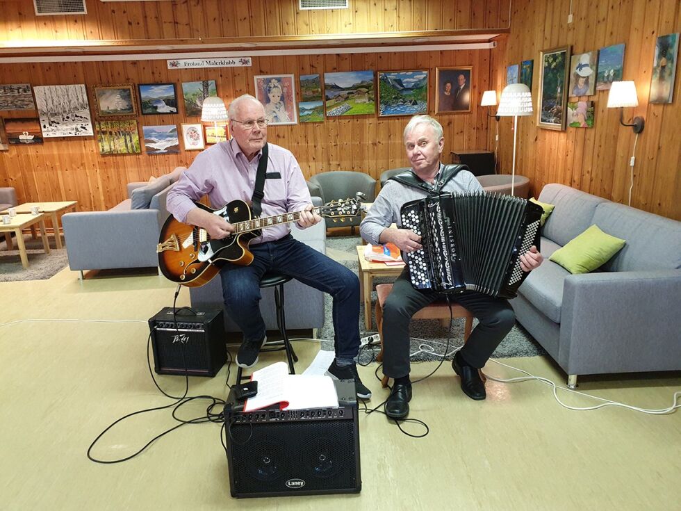 UNDERHOLDT: Kåre Ufsvatn på gitar, og Gunnar Messel med trekkspillet sitt.