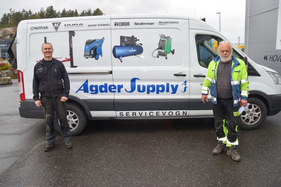 VINNER SEPTEMBER: Åve Ravnåsen (t.h.) og daglig leder på dekkavdelingen Espen Pedersen, utenfor Agder Supply på Blakstadheia. FOTO: RAYMOND ANDRE MARTINSEN