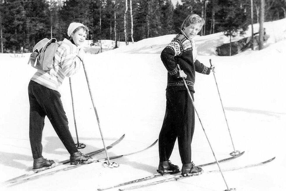 Aud og Bjørg på tur til Granestua i 1957.													 FOTO: FROLAND HISTORIELAG