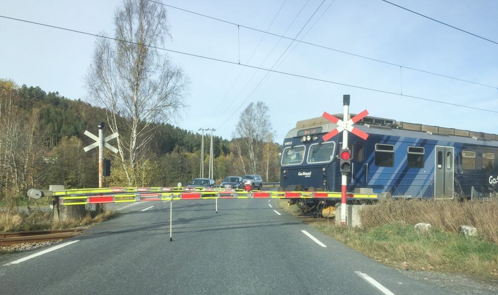 BOM: Den siste måneden har det blitt meldt om flere episoder hvor bommen ved togovergangen på Blakstad ikke har gått opp igjen etter at tog har passert. ARKIVFOTO: RAYMOND ANDRE MARTINSEN