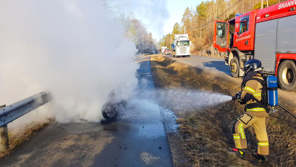 SLUKKING: Brannvesenet kom raskt på stedet og fikk slukket den brennende mopeden. FOTO: HENNING HÅKEDAL
