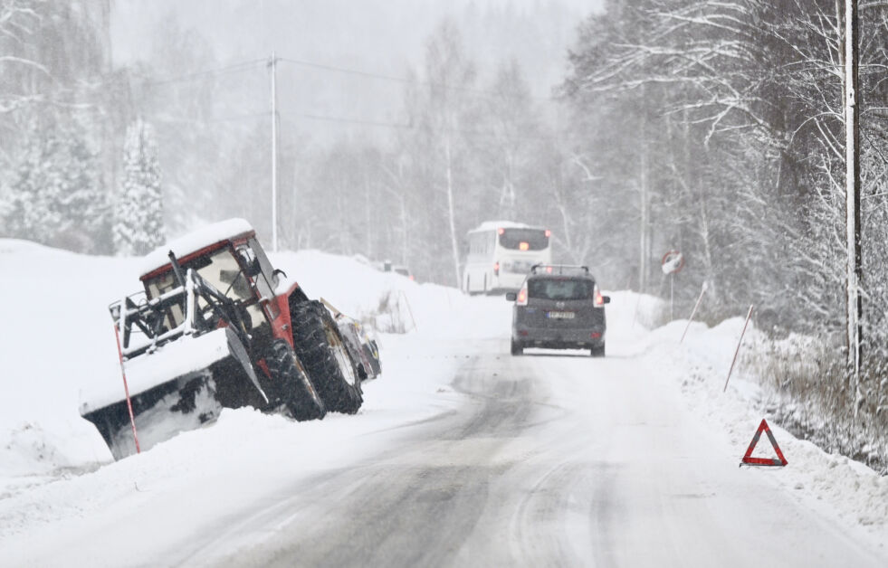 I GRØFTA: En traktor havnet i grøfta på "omkjøringsveien" mellom Rossedalen og Libru tirsdag ettermiddag. FOTO: OLAV SVALAND