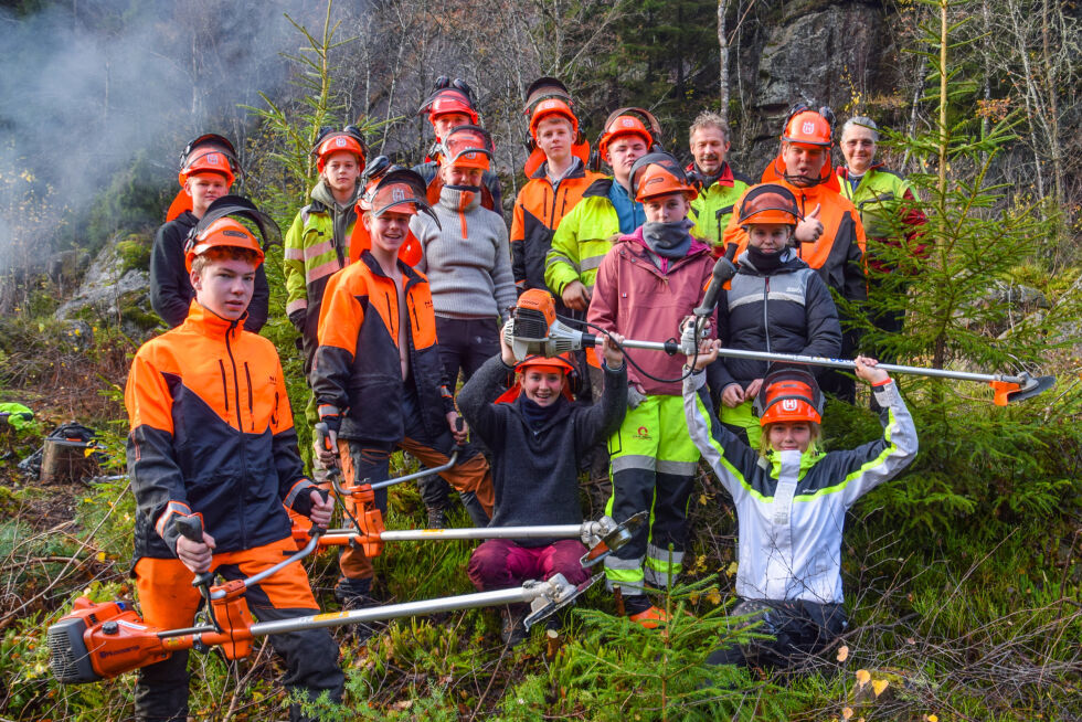 HOGSTKURS: Denne gjengen har den siste uken lært mye om hogst og skogbruk. Torsdag var de på Tveiten og ryddet skog. Foran fra venstre; Torjus Fidje Fjærbu, Tønnes Emil Abusland, Oline Christin Eikemo, Linn Jeanett Rui Andersen, Ingird Josefine Breimyr Hansen og Vilde Tveit Risholt (bak). Bak fra venstre; Emil Bujordet, Tarjei Skjegstad Mjåland, Vemund Bøylestad, Marte Bøylestad, Magnus Haugaas Rønningen, Tobias Hegland Knutsen, Kjell Arne Rosseland (instruktør), Julian Berntsen Skagseth og Jannicke Modell Røhmen (instruktør). FOTO: RAYMOND ANDRE MARTINSEN