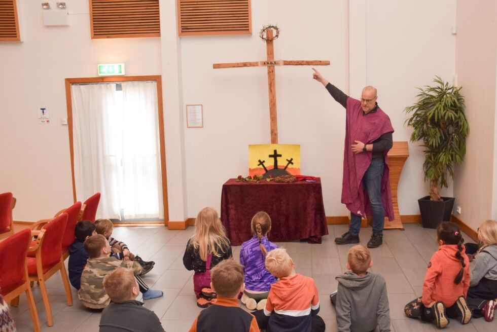 PÅSKEVANDRING: Sogneprest Øystein Vaaje forteller om da Jesus hang på korset til noen av eleene i 2. klasse. FOTO: RAYMOND ANDRE MARTINSEN